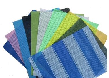 ผ้าตาข่าย Pvc สี OEM ออกแบบใช้สำหรับตกแต่งสถาปัตยกรรมกลางแจ้ง